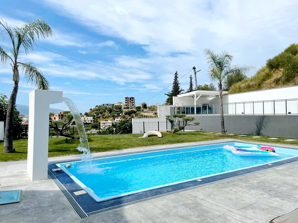 Vila moderne për shitje në Vlorë, pranë Rrugës "4 Heronjtë"