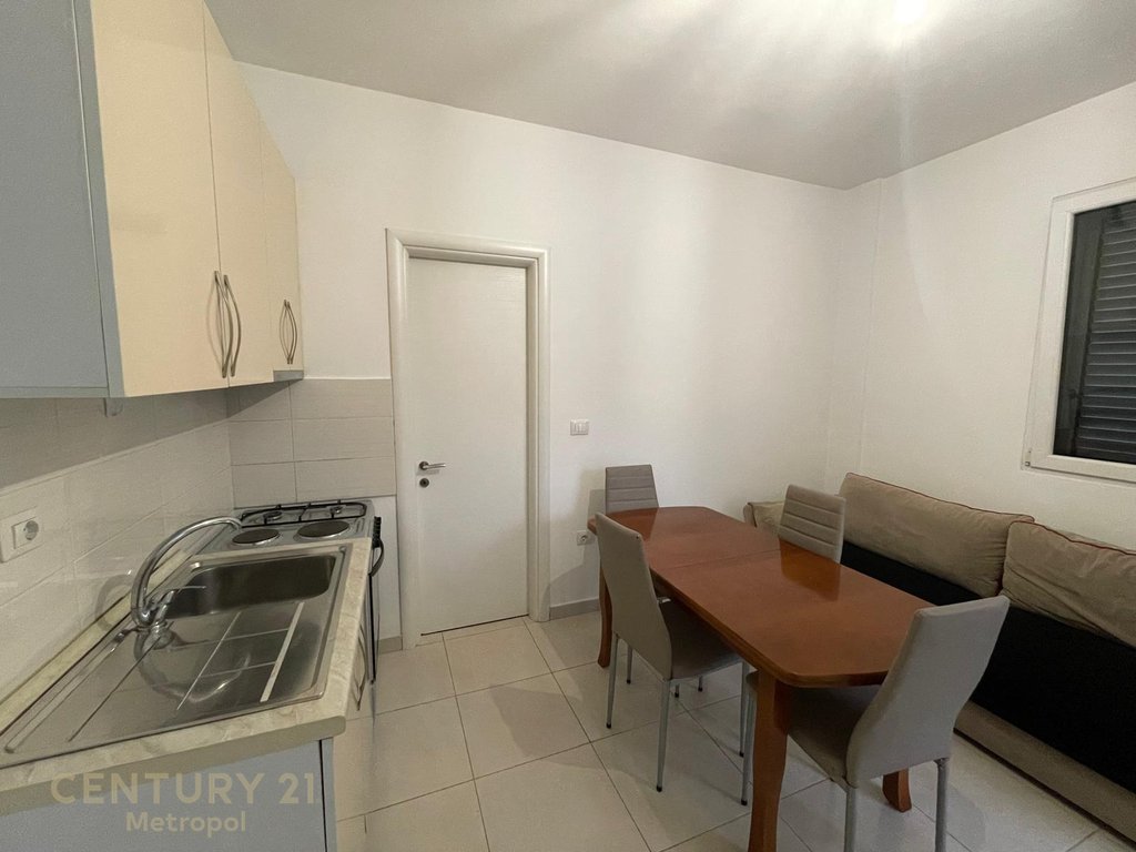 Jepet me qira apartament 1+1 + parkim, pranë Spitalit Ushtarak
