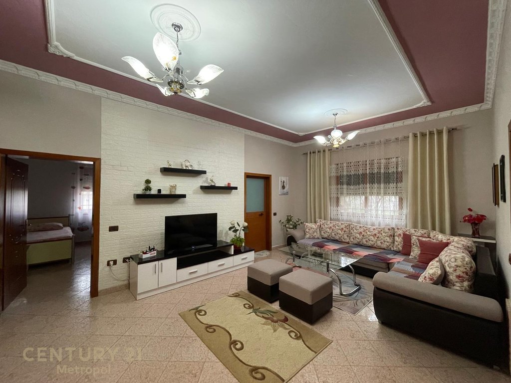 Shitet shtëpi private 3+1 + Truall, në Plazh, Durrës