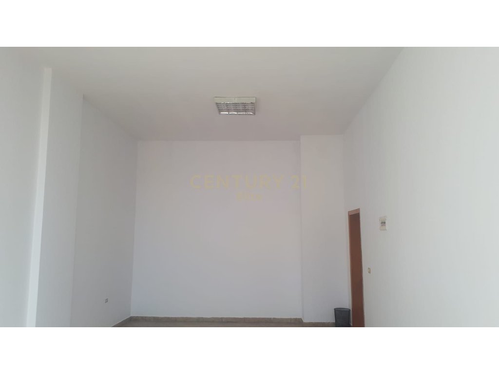 Shitet, Ambient Biznesi, Rruga Dritan Hoxha, Laprake