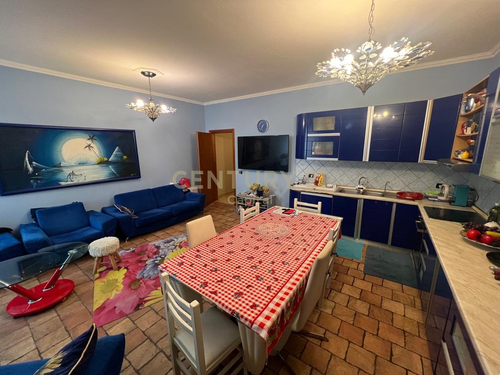 Apartament 120m2 dhe 300m2 verandë!