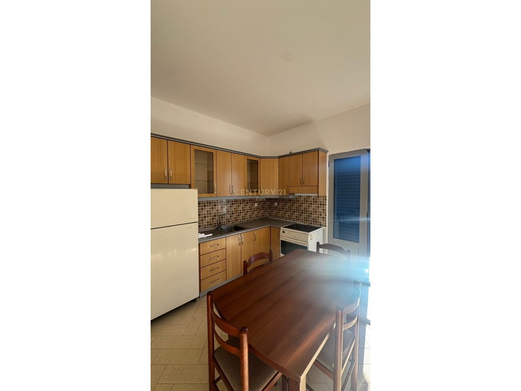 JEPET ME QERA NJE APARTAMENT 1+1 KAT I DYTE I NJE VILE, GOLEM !