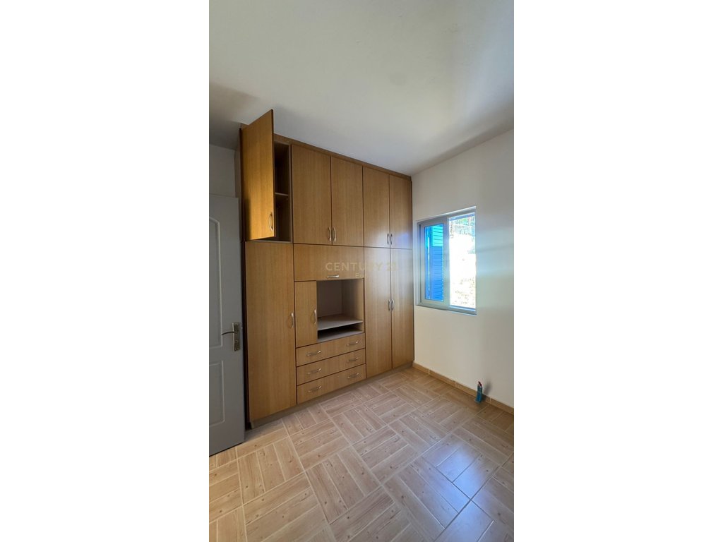 JEPET ME QERA NJE APARTAMENT 1+1 KAT I DYTE I NJE VILE, GOLEM !