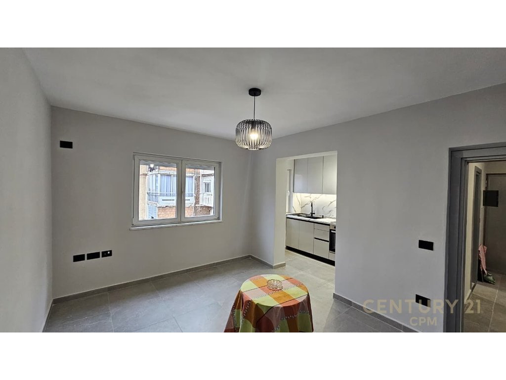 Jepet me qira apartament 3+1 tek Pazarit të Ri, shumë pranë qendrës së Tiranës.
