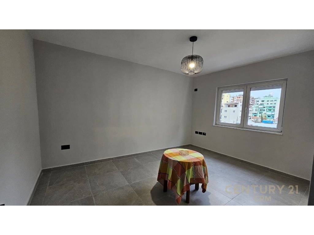 Jepet me qira apartament 3+1 tek Pazarit të Ri, shumë pranë qendrës së Tiranës.