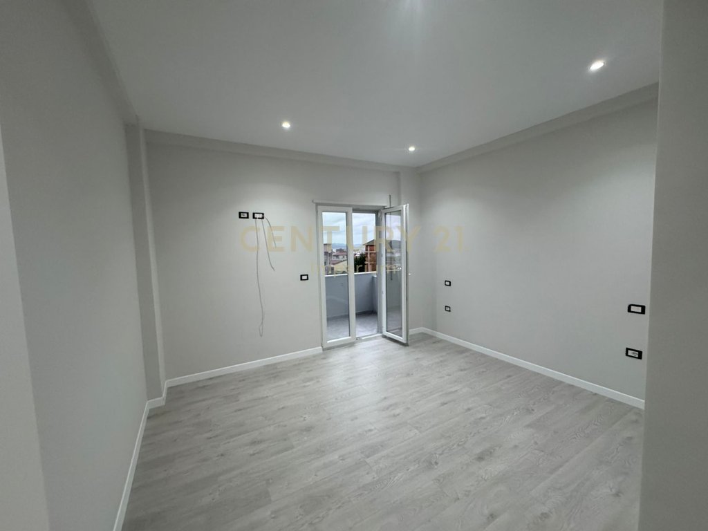 Jepet Apartament 1+1 me Verandë – Kodra e Priftit