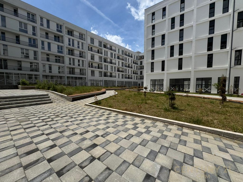 Shitet apartamentn 3+1, ne fund te rruges 5 Maji !