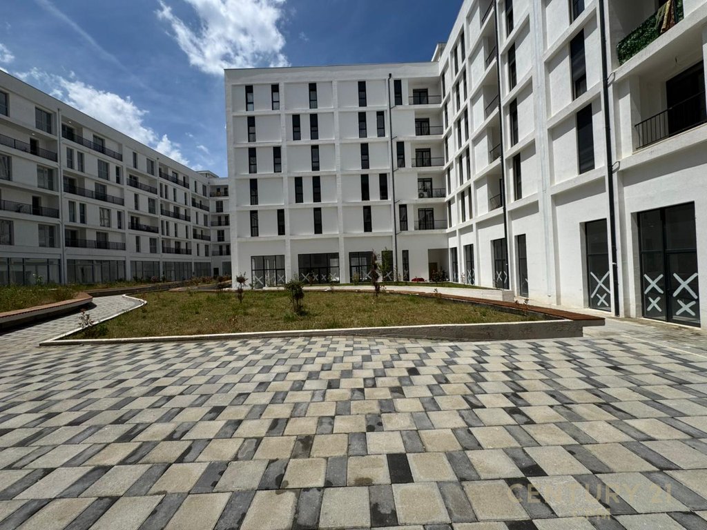 Shitet apartamentn 3+1, ne fund te rruges 5 Maji !