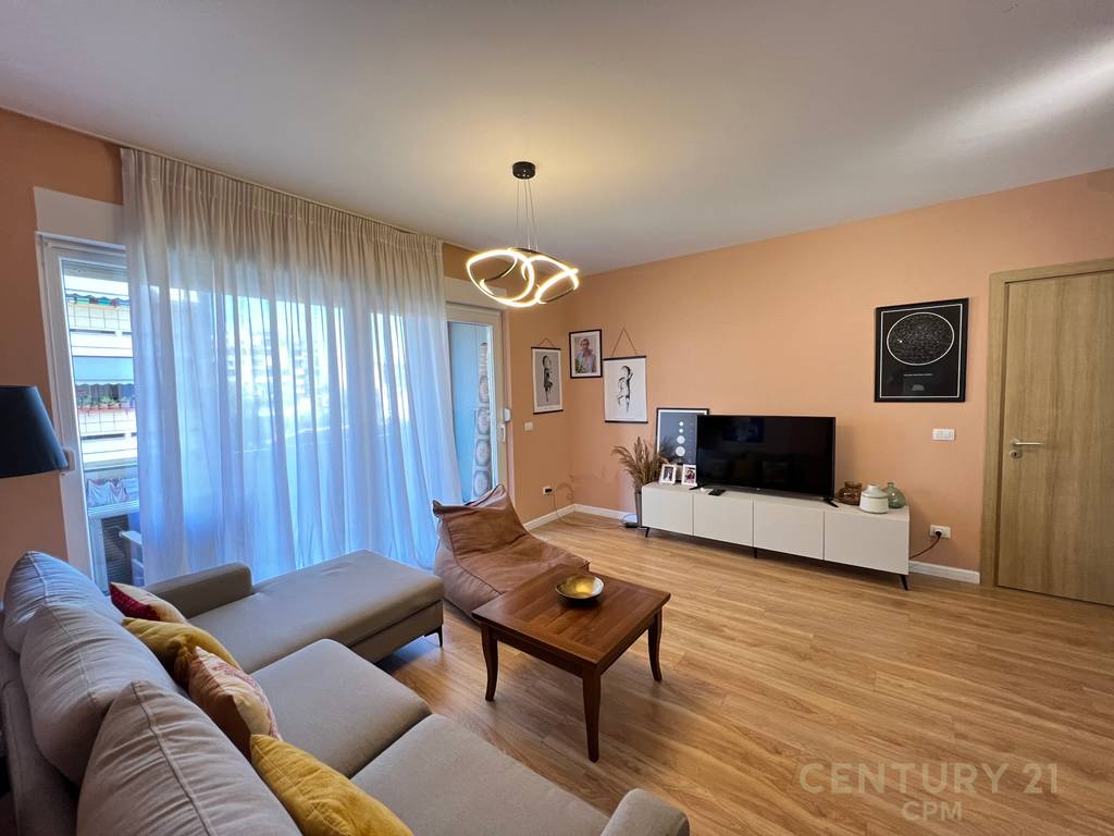 Apartament 2+1 per shitje tek Rr. Barrikadave!