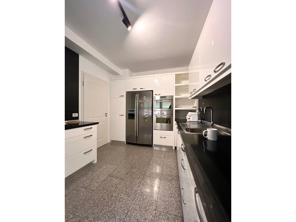 Apartament 3+1+3 me verande dhe post parkimi ne shitje tek rezidenca Touch of the Sun !