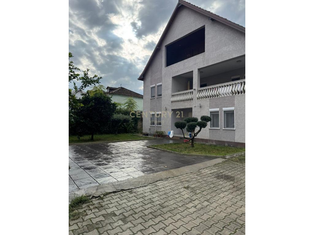 Vilë Me Qira prane Casa Italia, Tiranë - 2000€!
