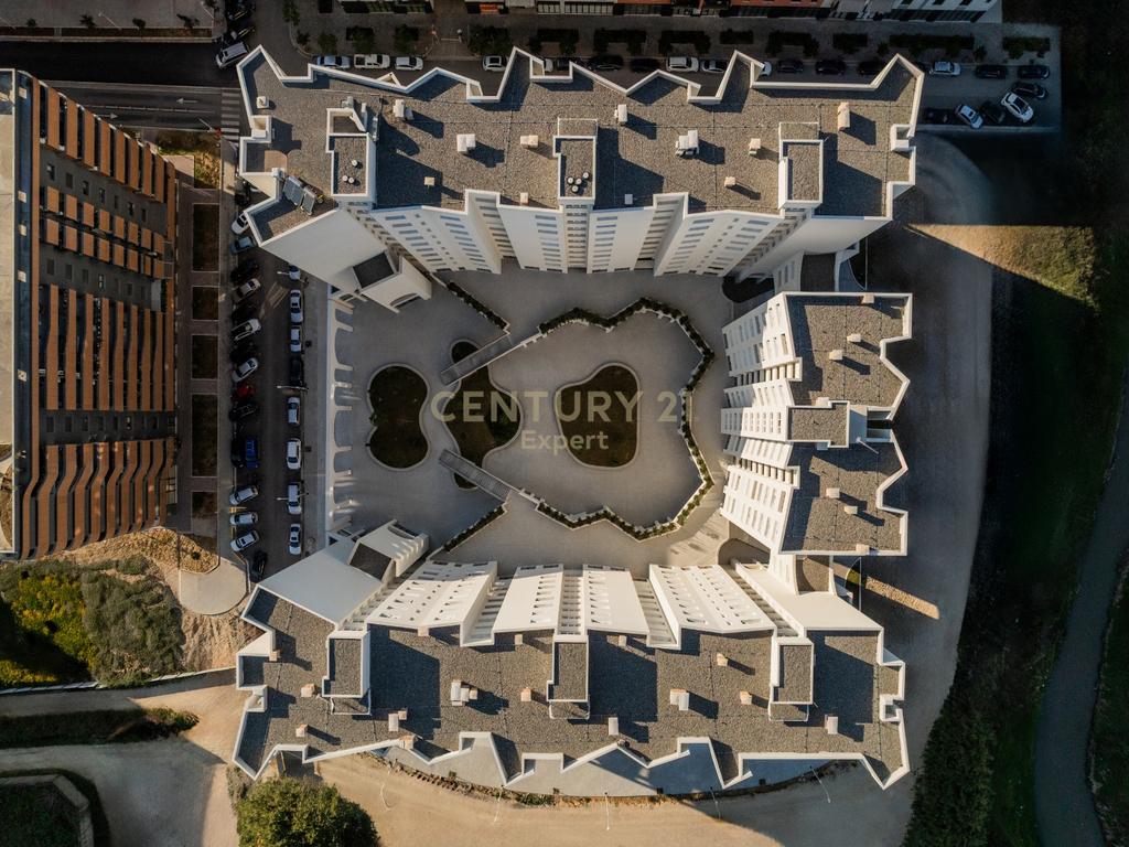 Shitet njësi biznesi 143.8 m2 Pranë River Residence.
