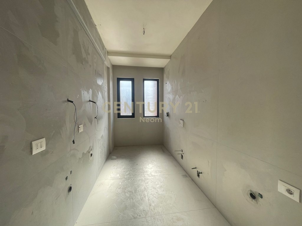 SHITET APARTAMENT PENTHOUSE  2+1+VERANDE NE ASTIR TE URBAN GATE