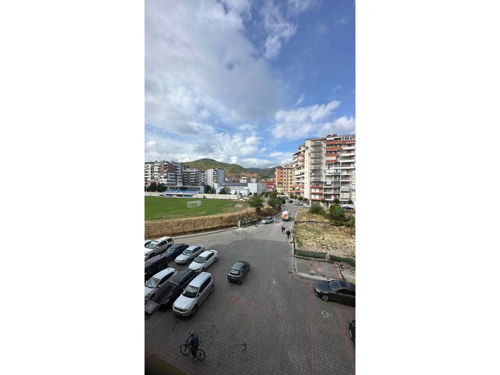 APARTAMENT ME QIRA 90 M² – PAMJE NGA LIQENI DHE STADIUMI