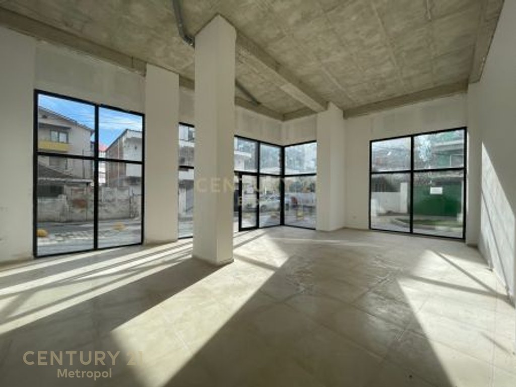 Ambient Komercial 66m2në Shitje në Komune te Parisit , Tiranë