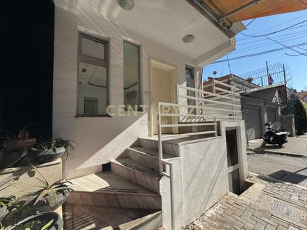 Jepet Me Qira Ambient Komercial në Rrugën Mine Peza, Tiranë.