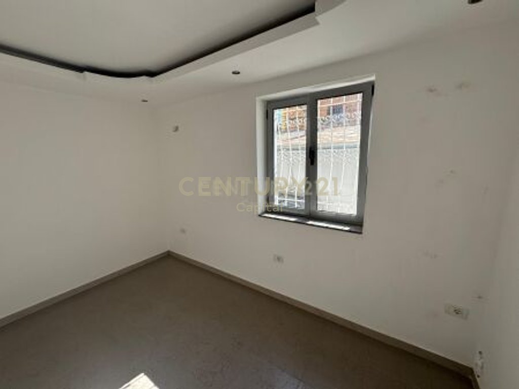 Jepet Me Qira Ambient Komercial në Rrugën Mine Peza, Tiranë.