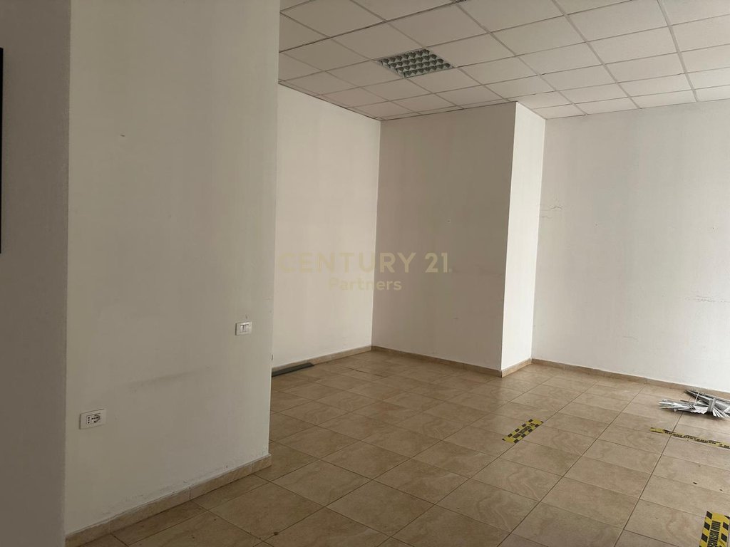 JEPET ME QIRA AMBIENT KOMERCIAL KOMPLEKSI MAGNET-21 DHJETORI