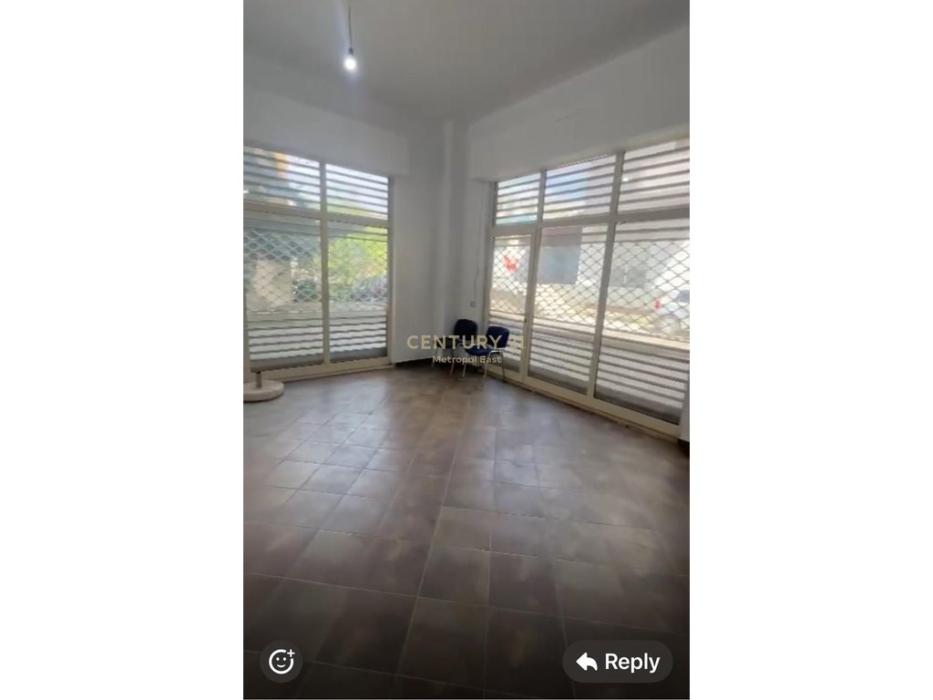 JEPET ME QIRA AMBIENT KOMERCIAL NE ZONEN E ISH-STACIONIT TE TRENIT, 50 m NGA UNAZA