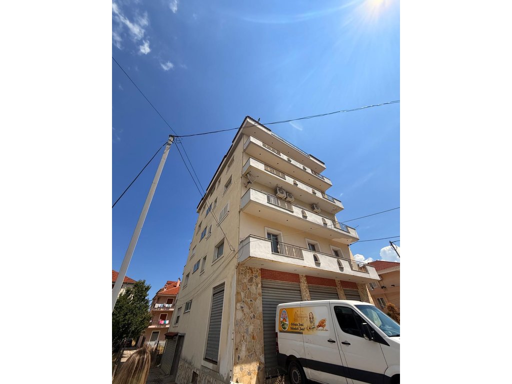 INVESTIM I SIGURT – APARTAMENT NË SHITJE ME PAMJE NGA RRUGA KRYESORE E VOLOREKËS!!!