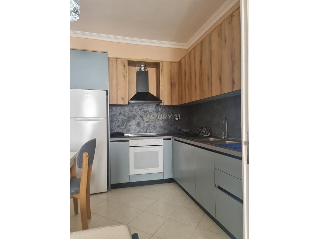 Shitet apartament 1+1 30m larg detit dhe Garazh në Qerret !