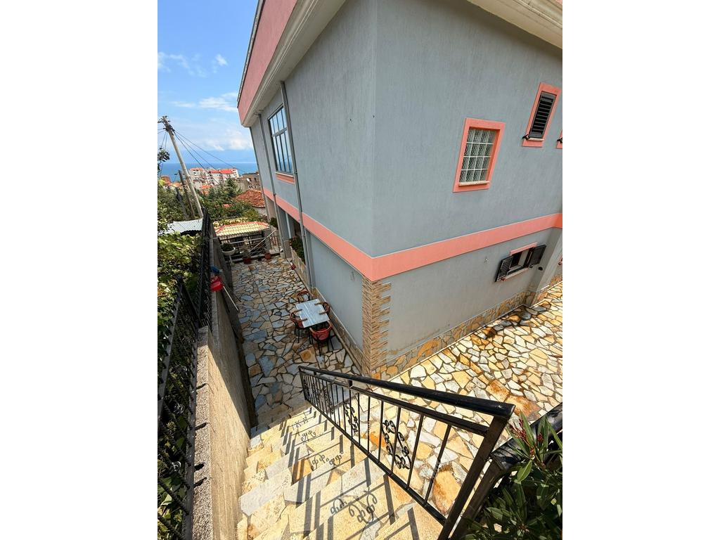 VILË 3-KATËSHE NË SHITJE NË POGRADEC – RRUGA MIQËSIA, ME PAMJE NGA LIQENI DHE TARACË PANORAMIKE