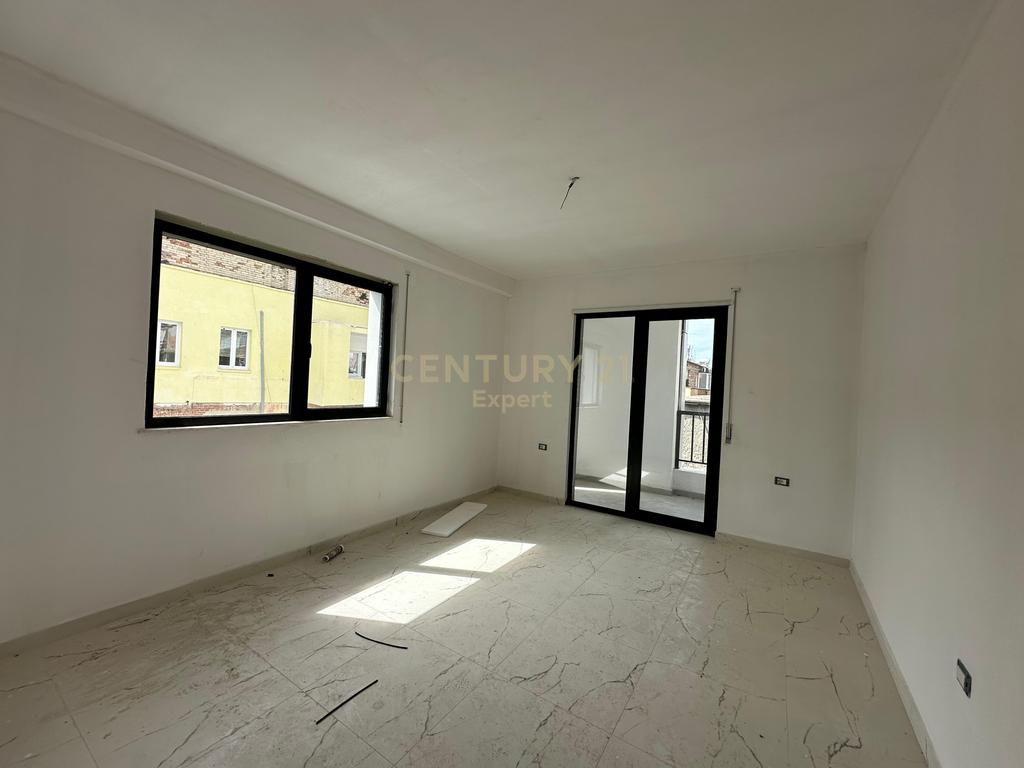 JEPET ME QIRA APARTAMENT 3+1+2 TEK RRUGA E DURRESIT !!!