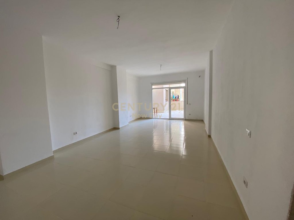 SHITET APARTAMENT 2+1+2T PRANE ISH-URT!