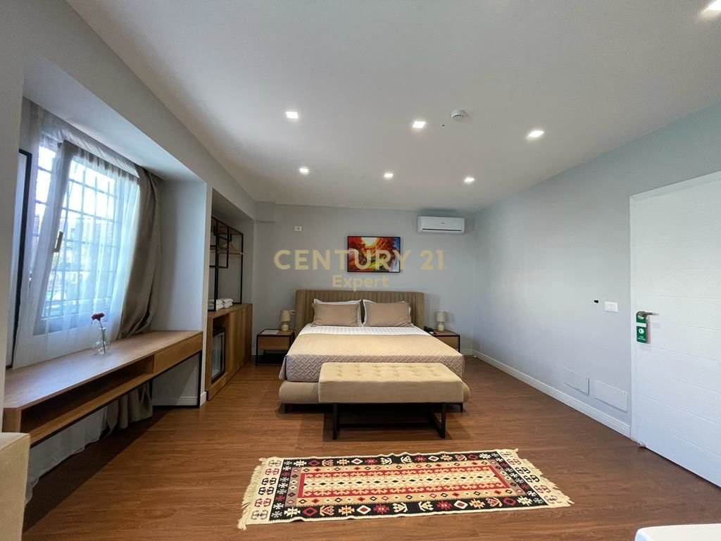 HOTEL I RI PËR SHITJE PRANË UNAZËS SË VOGËL.
