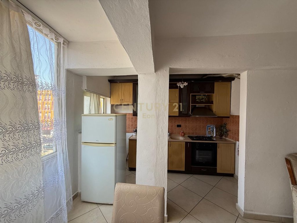 SHITET APARTAMENT TEK RRUGA E PORTIT !