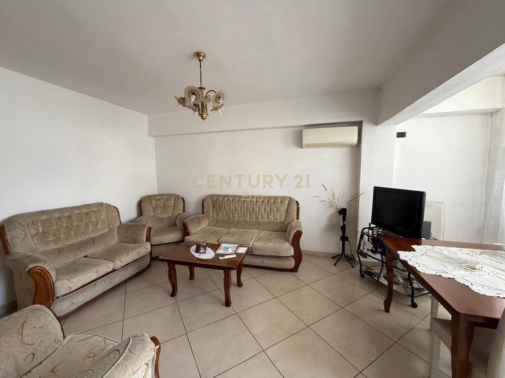SHITET APARTAMENT TEK RRUGA E PORTIT !