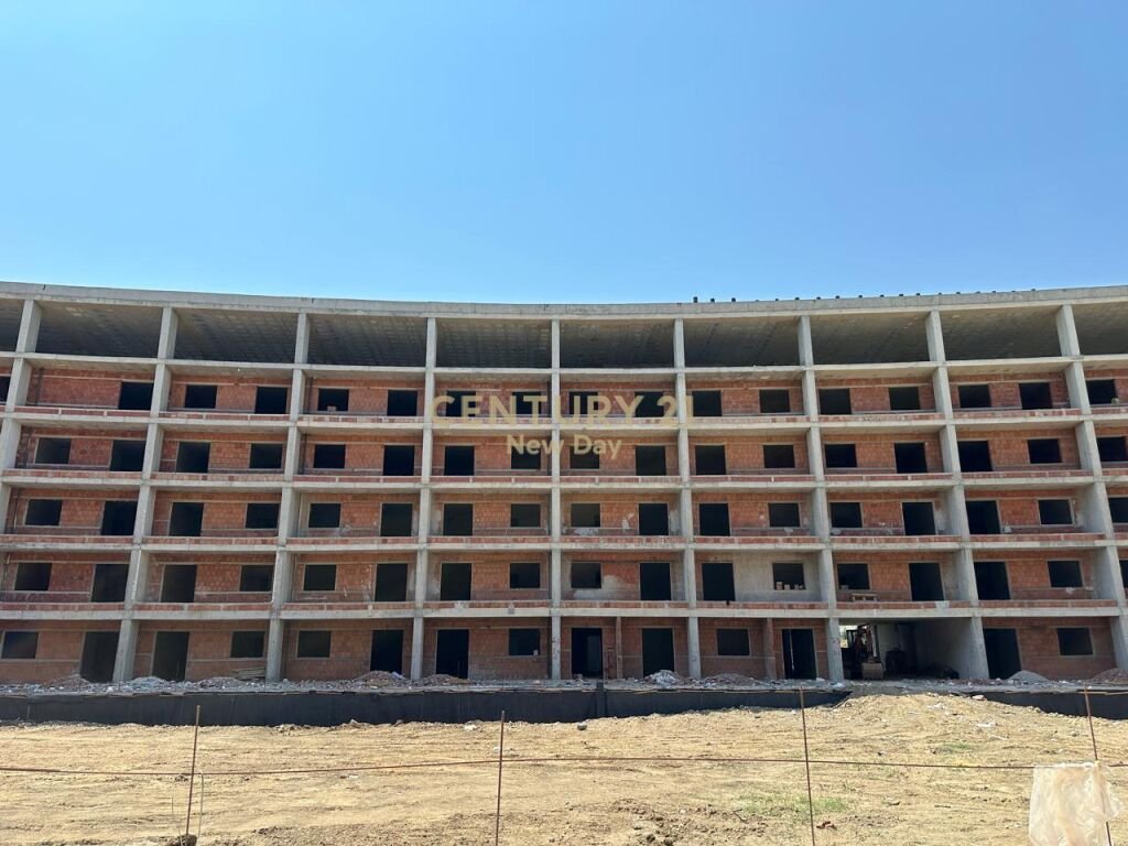 Apartament me oborr per shitje ne Golem.