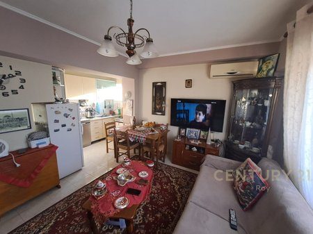 Shitet apartament 2+1 te bulevardi kryesor Durres