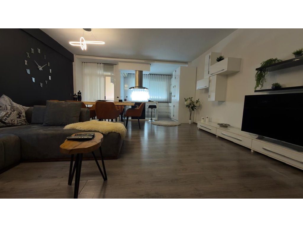 Apartament 2+1 Me Qira në Komunën e Parisit, Tiranë - 950€ | 111 m²