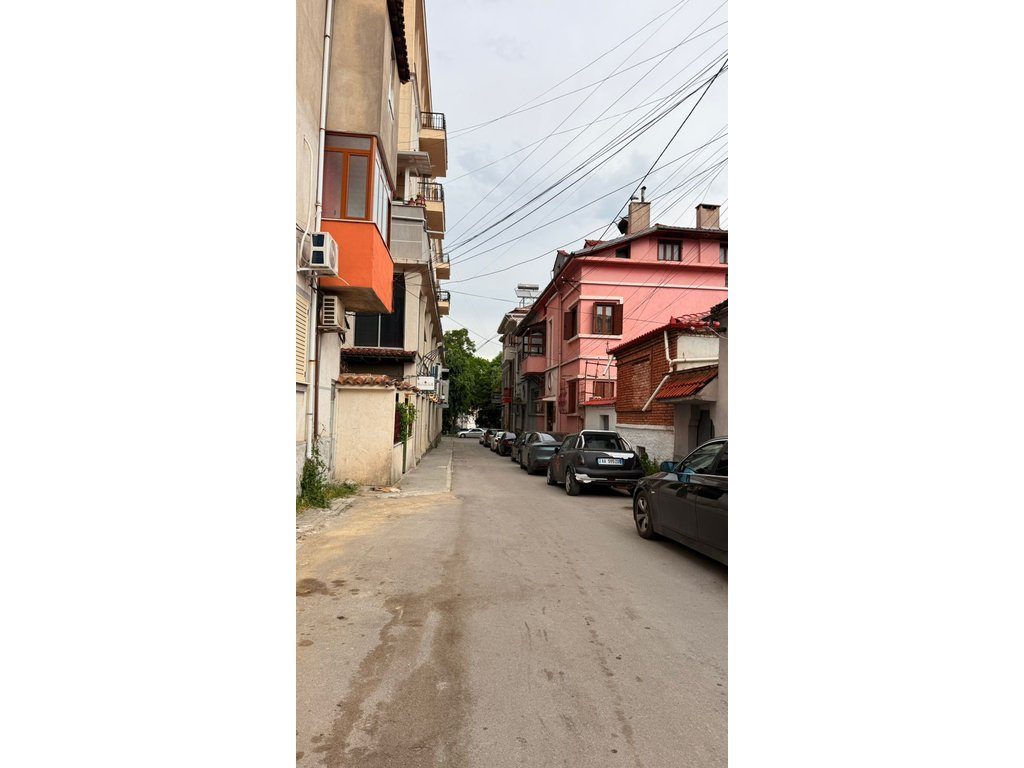 APARTAMENT 2+1 NË SHITJE NË KORÇË – PRANË QENDRËS, MUNDËSI E SHKËLQYER INVESTIMI OSE BANIM !!!