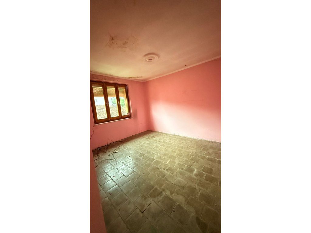 APARTAMENT 2+1 NË SHITJE NË KORÇË – PRANË QENDRËS, MUNDËSI E SHKËLQYER INVESTIMI OSE BANIM !!!