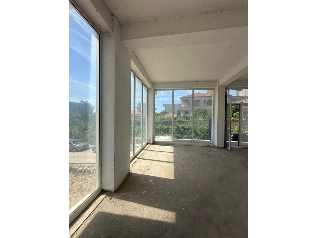 🏢 Ambient Komercial për Shitje – Tek Njësia Administrative Nr. 12, ne Fresk