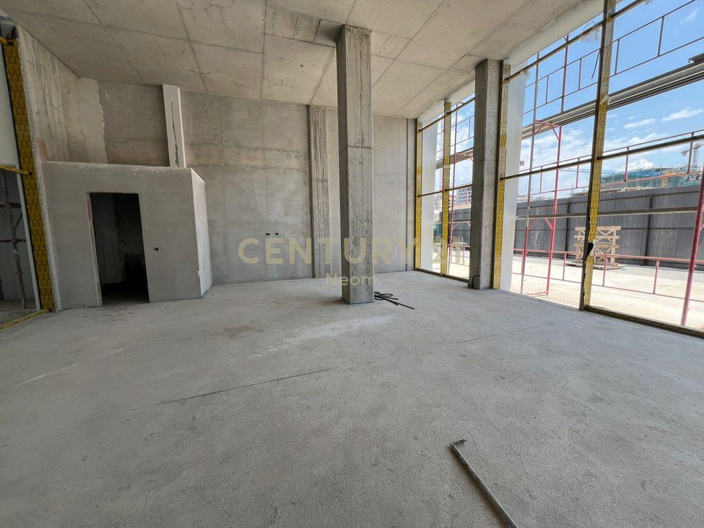 Ambient komercial me qera në një nga zonat më strategjike të qytetit, kompleksi Park Avenue Complex. - Century 21 Albani...