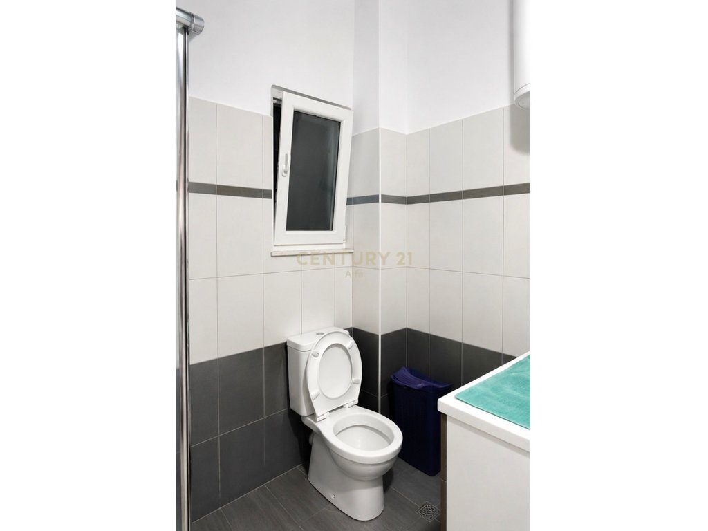 Shitet  apartament 2+1 ne hyrje te Freskut!