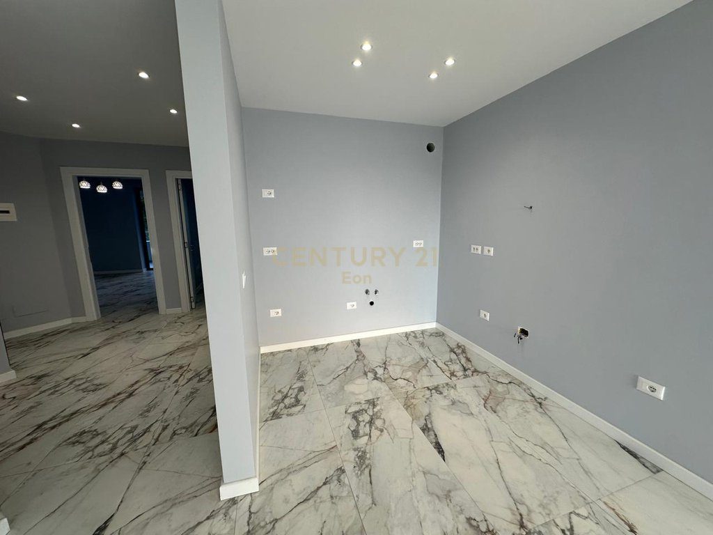SHITET APARTAMENT 2+1+2 ME PAMJE DETI TEK "WHITE HILL RESIDENCE" NE CURRILA !