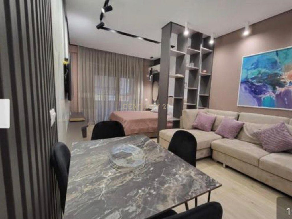 Studio moderne për qira në vijën e parë të Lungomares, kati i 4-t