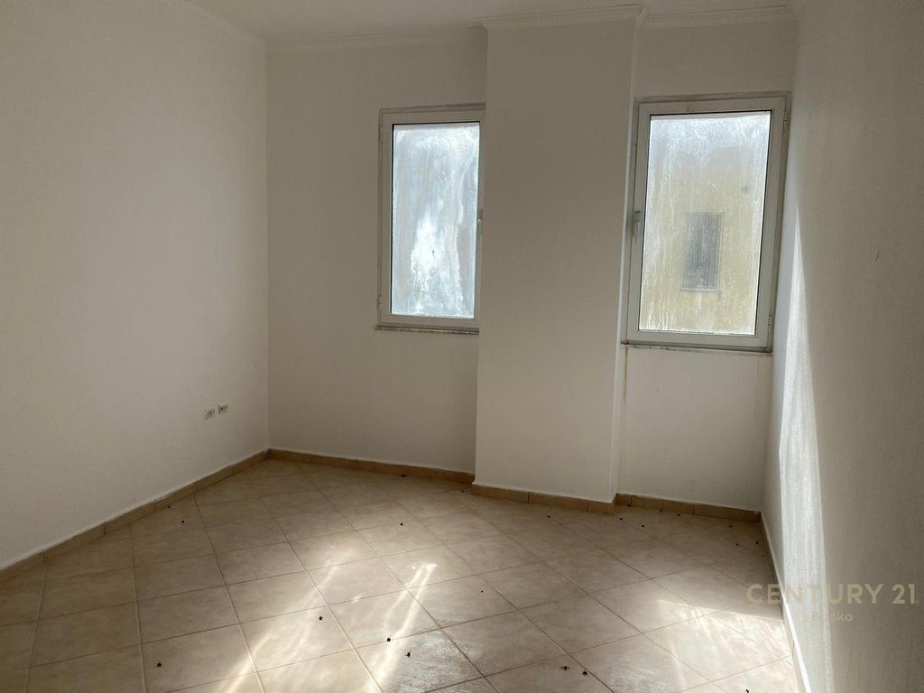 SHITET APARTAMENT 1+1 TEK MALI I ROBIT, GOLEM