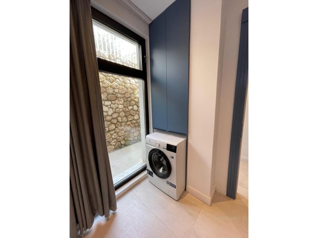 Apartament 2+1 në Dhërmi – Oborr & Parkim.