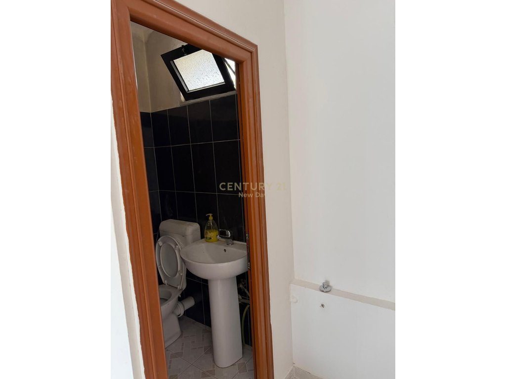 Jepet Zyrë  Me Qira në Kavajë - 600€ | 140 m²