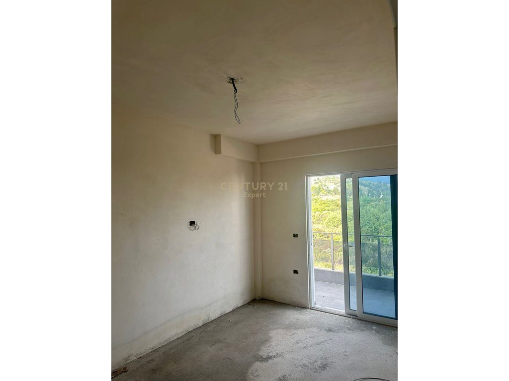 Apartament 2+1+2+ Post Parkim me verandë për shitje në Sarandë