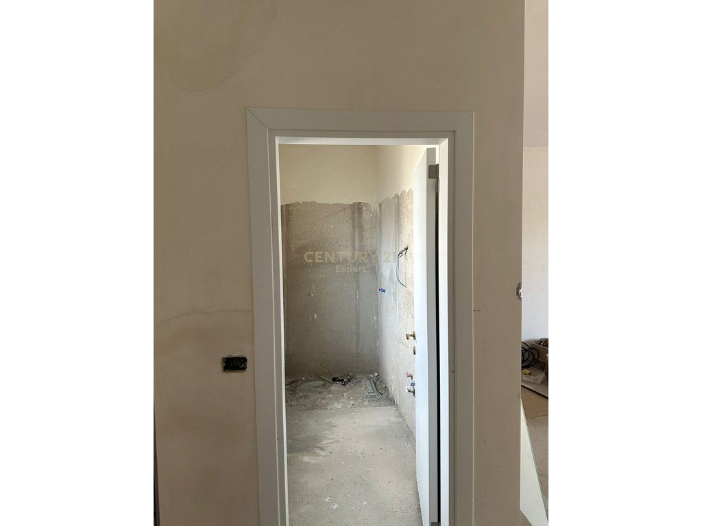 Apartament 2+1+2+ Post Parkim me verandë për shitje në Sarandë
