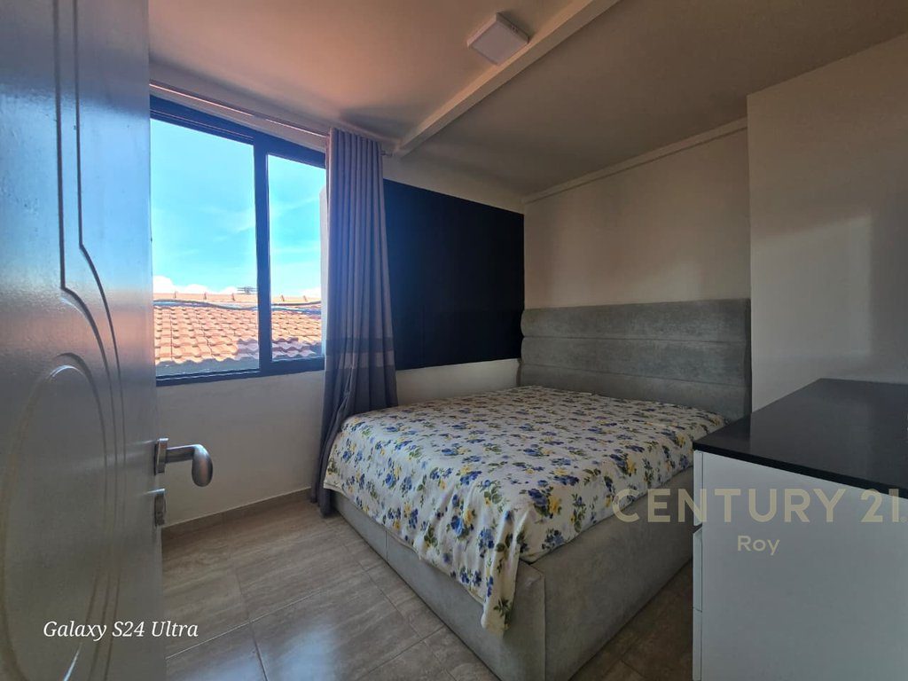 Jepet apartament 2+1 me pamje deti prane xhamise ne Durres qender !