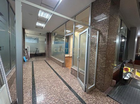 BULEVARDI ZOGU I PARË – DYQAN BUZË RRUGE ME QIRA