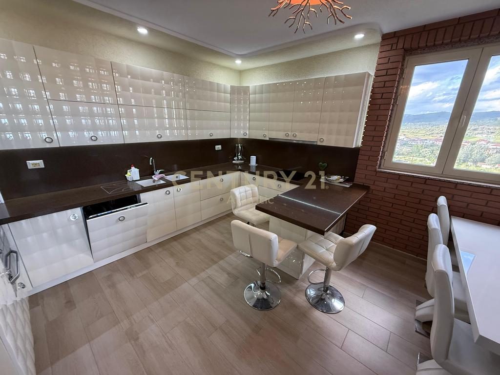 Apartament 3+1+2 tualete + 2 Garazhde Në Shitje në Kavajë - 180000€ | 205 m²