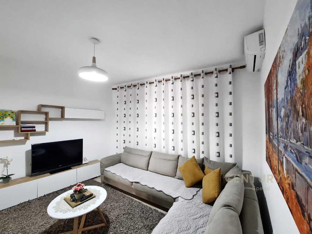 Jepet me qira apartament 1+1 në kat vile (kati i parë) në zonën e Pazarit të Ri!